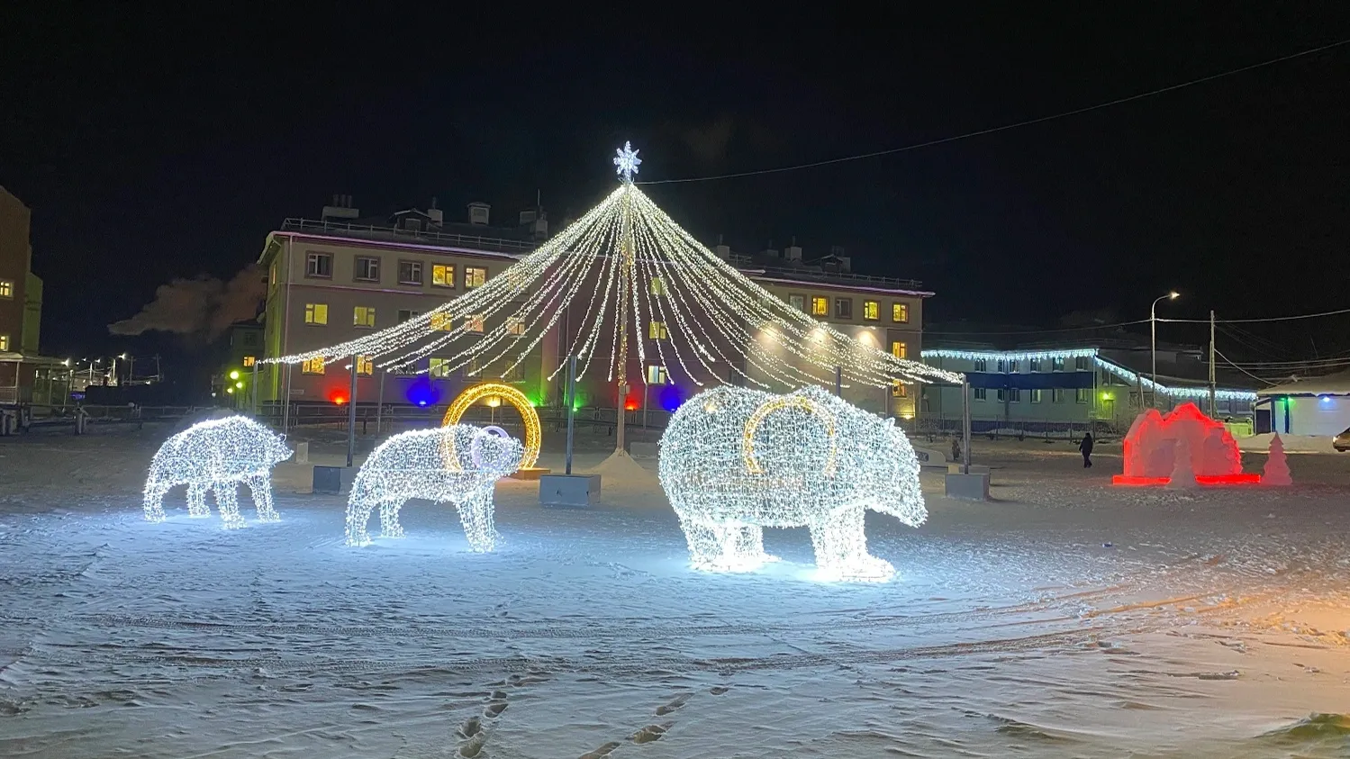 Светящиеся белые медведи снова украсят новогодние площадки. Фото: Анастасия Ульянова / "Ямал-Медиа"