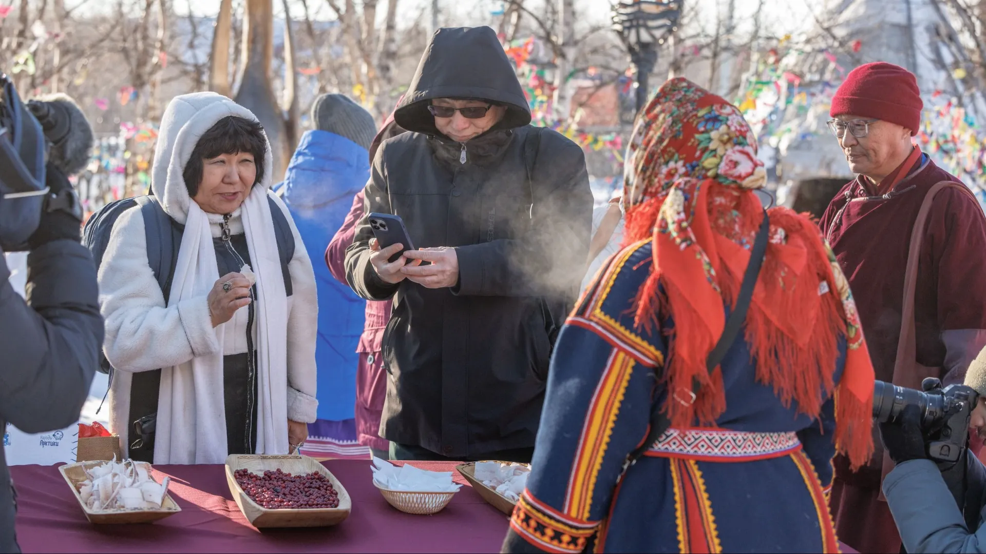 Гости отведали традиционное северное угощение — строганину и бруснику. Фото: Сергей Зубков / «Ямал-Медиа»