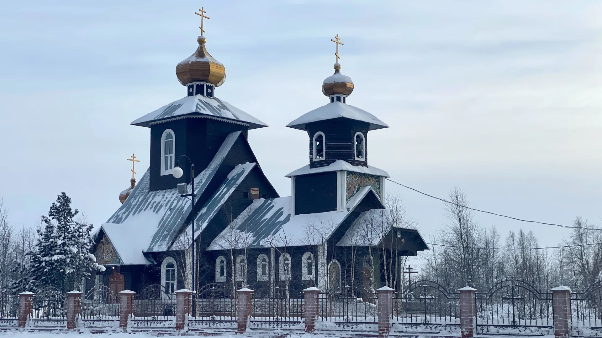 Новый храм устремился куполами ввысь в 1997 году. Фото: Татьяна Бояринова / «Ямал-Медиа»