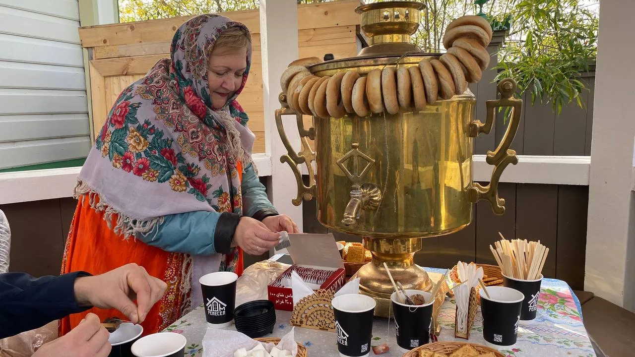 Всех желающих угощали бесплатным чаем и печеньями. Фото: Юлия Власова/«Ямал-Медиа»