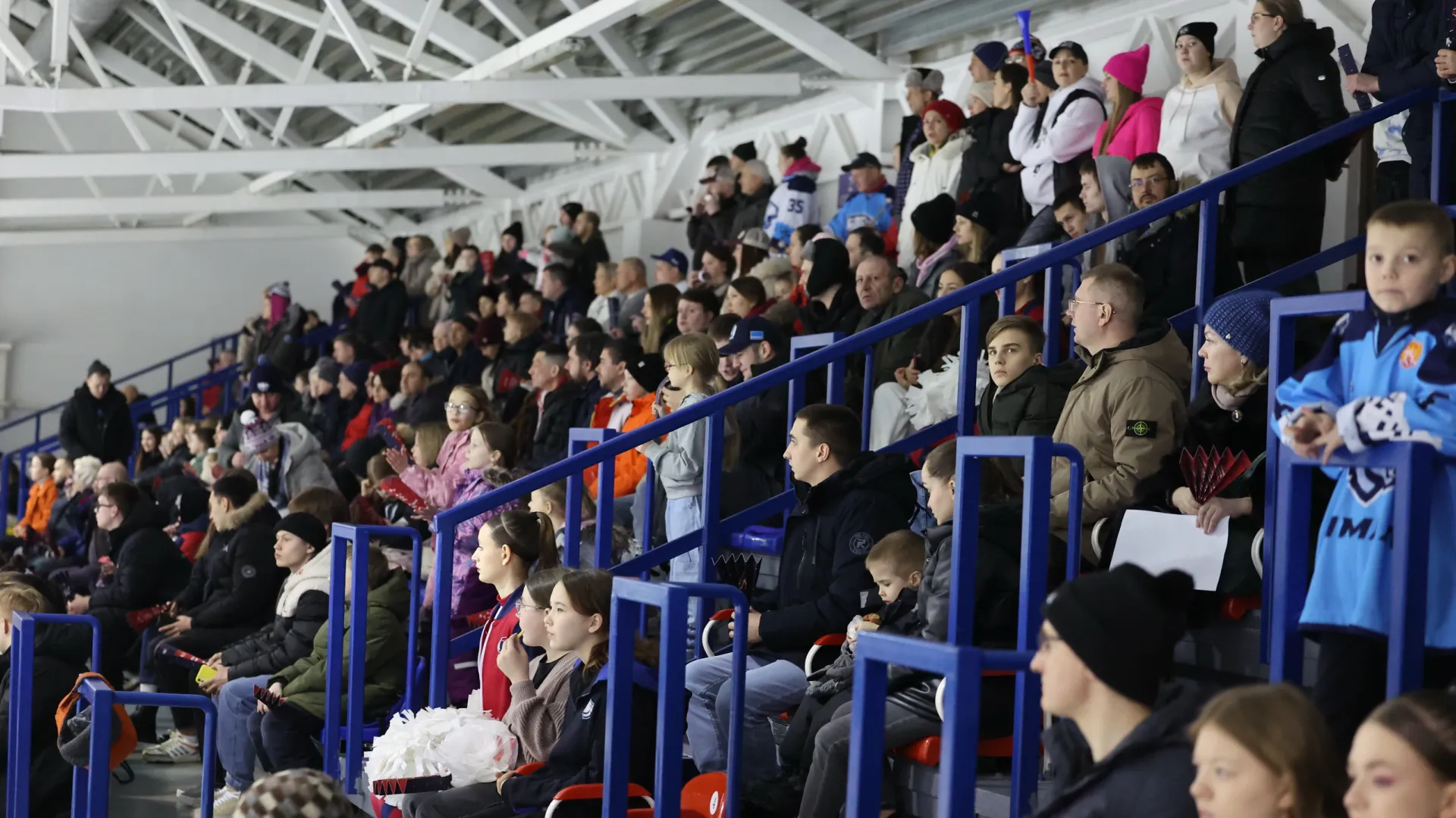 Поддержать любимую команду пришли около 1000 салехардцев. Фото: Андрей Ткачёв / «Ямал-Медиа»
