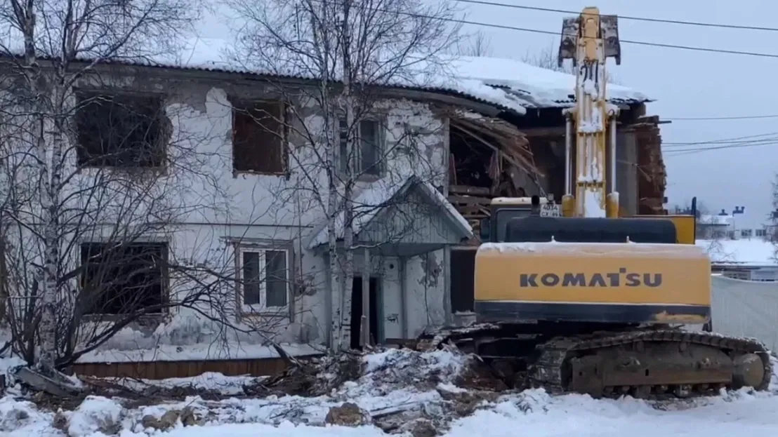 Аварийная двухэтажка "уступает" землю для строительства современного жилья. Кадр из видео: vk.com/anton_kolodin_89