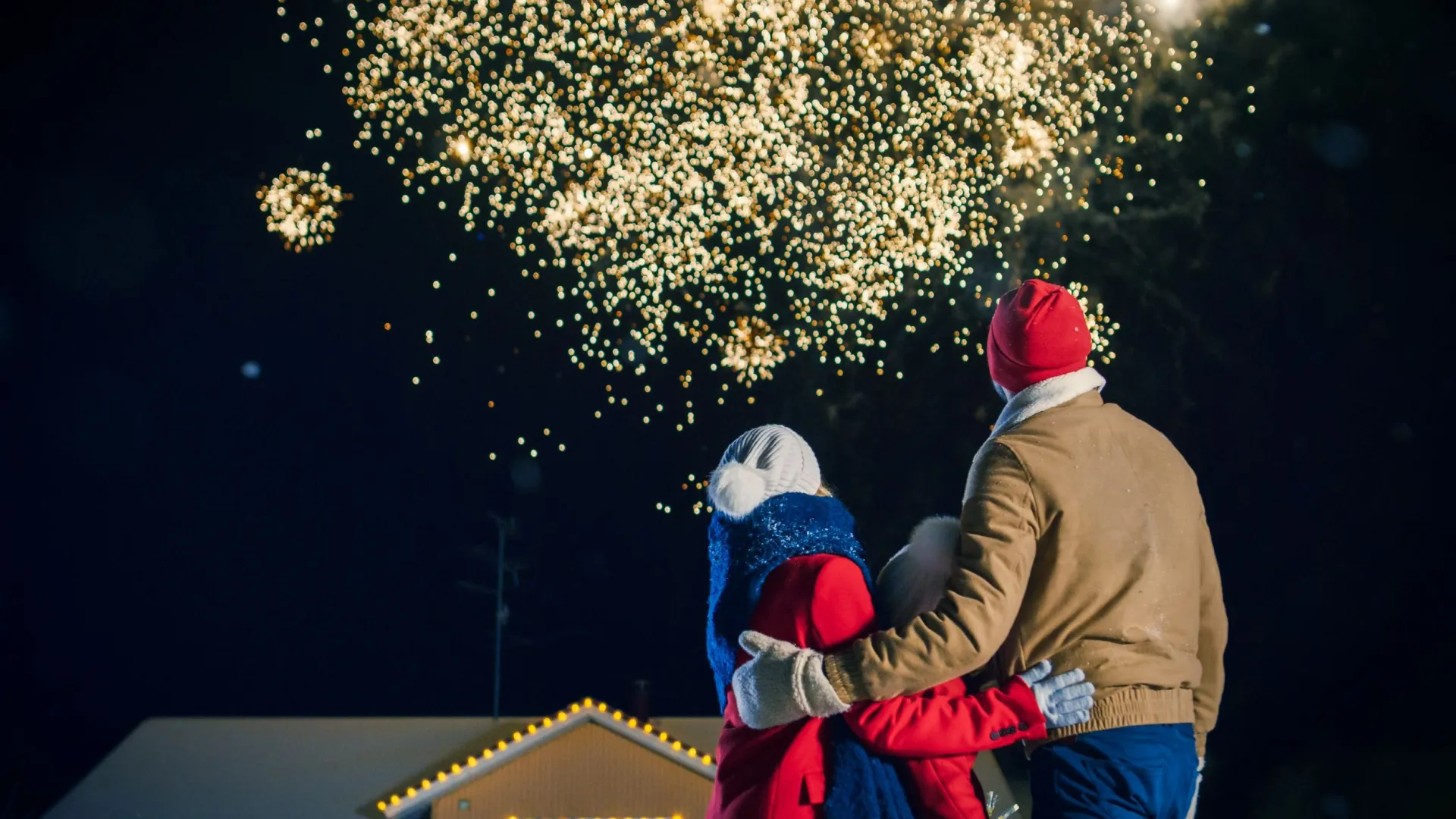 Можно встретить наступление Нового года на улице. Фото: Gorodenkoff / Shutterstock / Fotodom