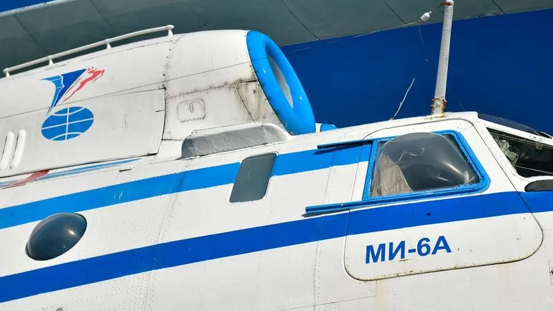 Двигателю вертолета потребовался ремонт. Фото: Андрей Ткачёв / «Ямал-Медиа»