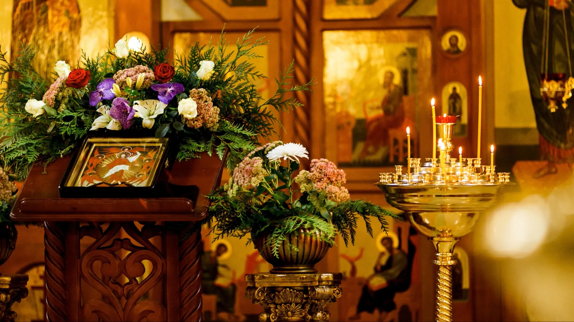 Праздничное убранство православной церкви на Рождество. Фото: Aleksandr Simonov / Shutterstock / Fotodom