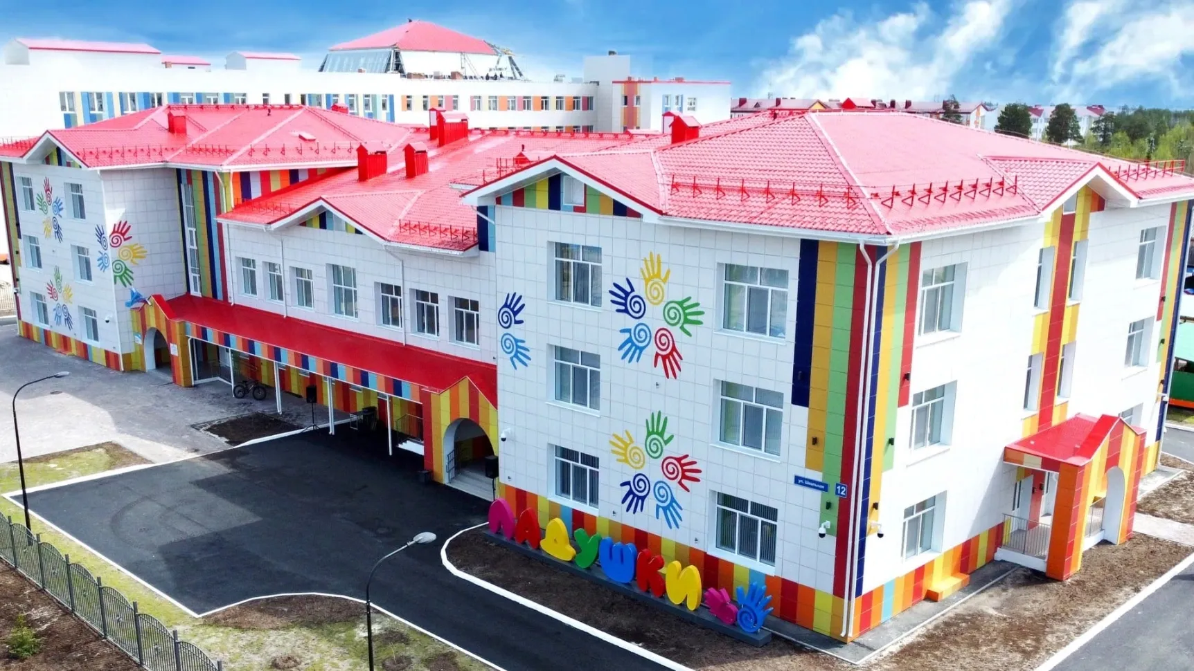 Огромное красочное здание детсада радует всех муравленковцев. Фото: vk.com/moldovan_ev