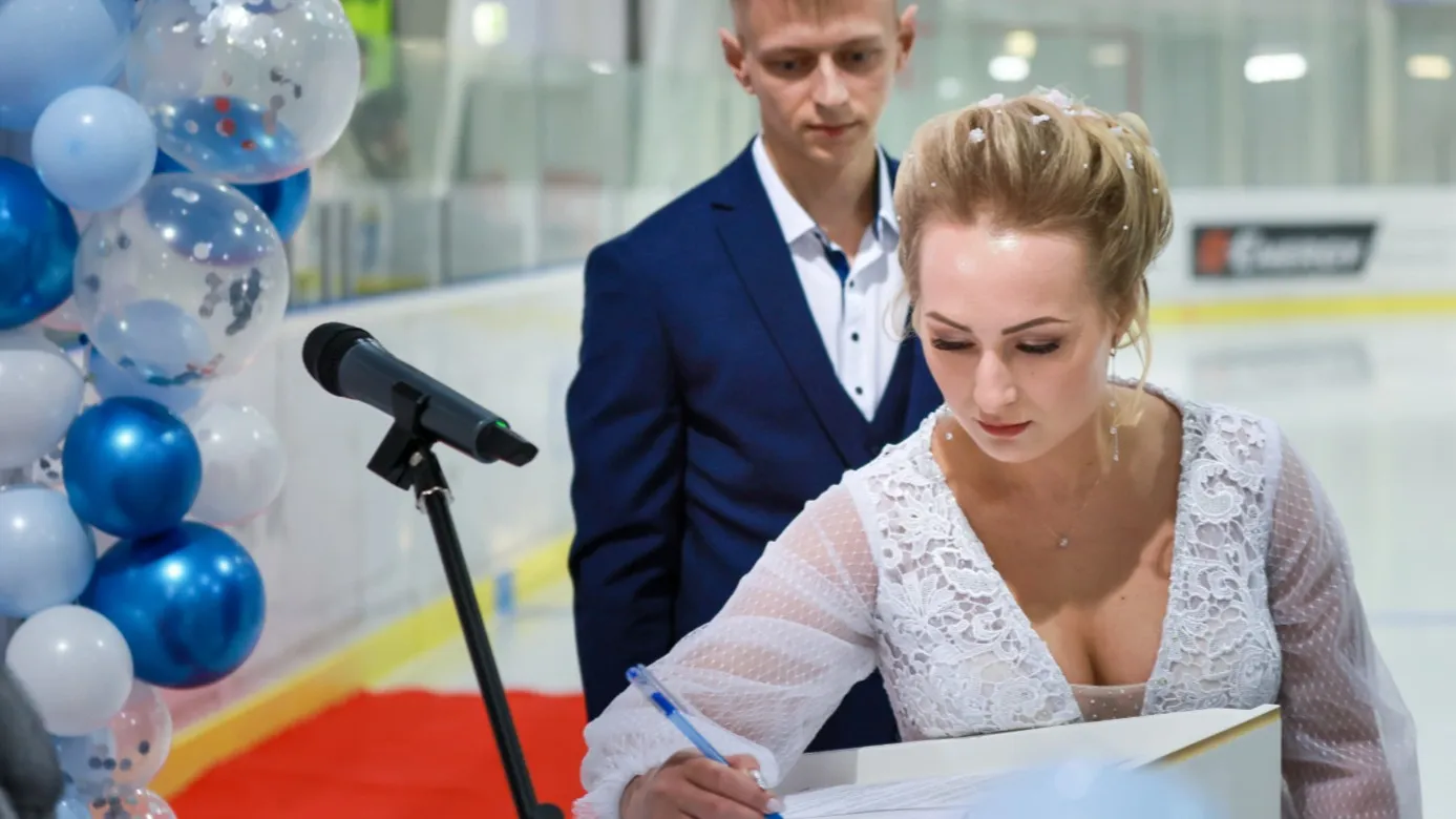 Когда ты тренер по фигурному катанию, то и регистрация брака проходит на льду. Фото: Сергей Зубков/«Ямал-Медиа»