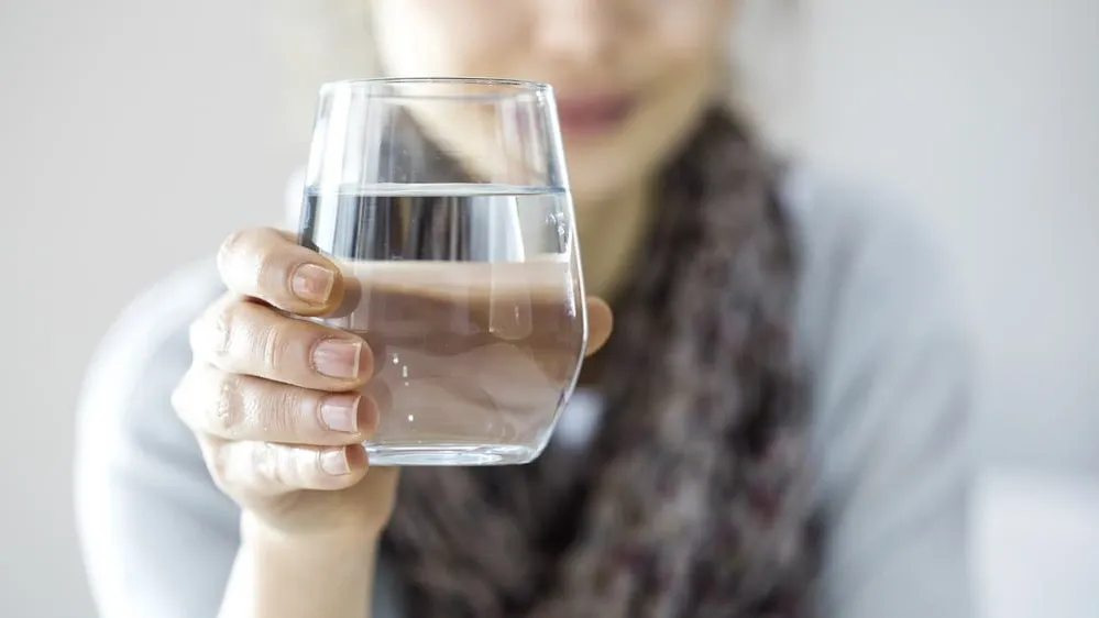 Врачи советуют пить как можно больше жидкости. Фото: sebra/Shutterstock/Fotodom