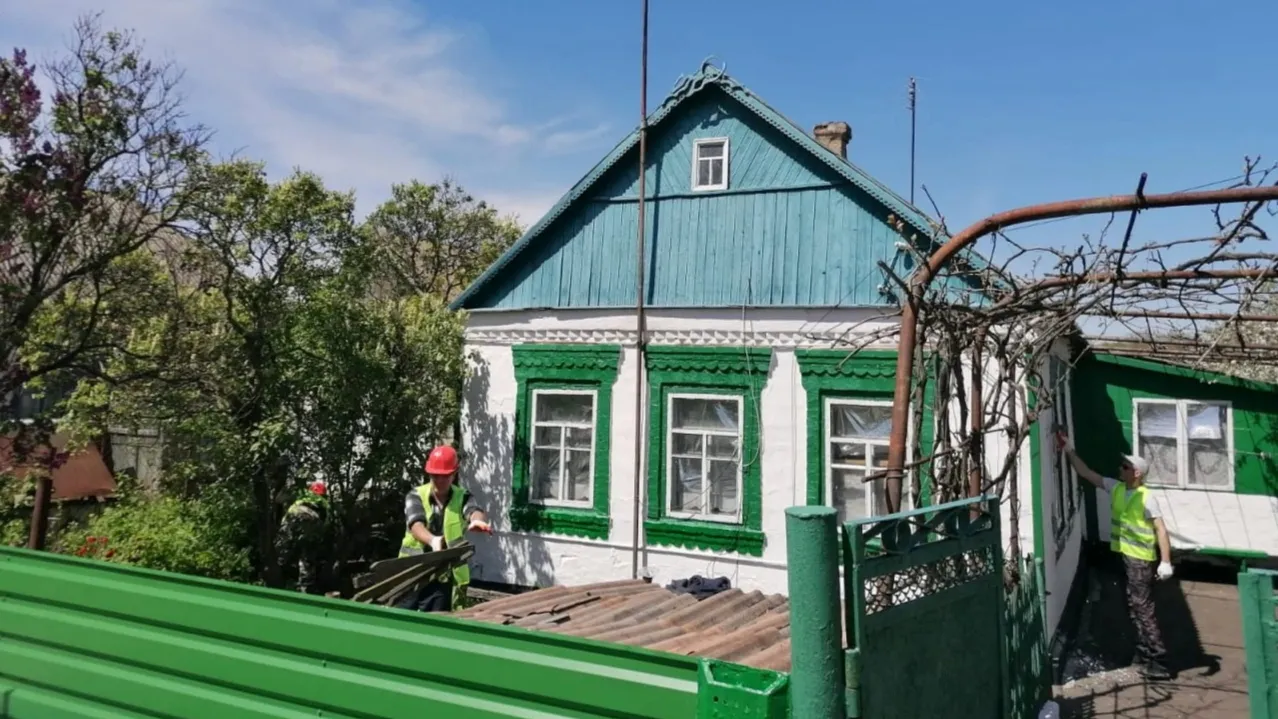 Ямальцы приводят в порядок дома ветеранов, проживающих в Волновахском районе. Фото: предоставлено пресс-службой губернатора ЯНАО