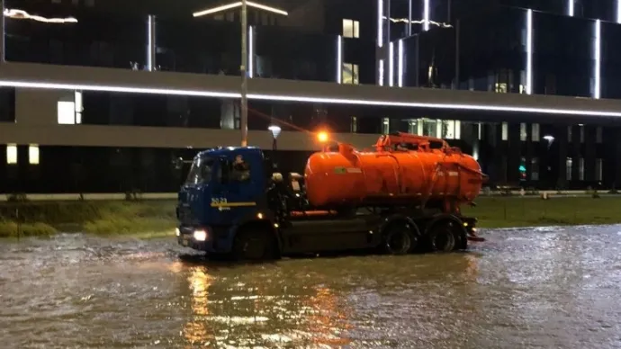 Откачка воды после мощного циклона в Новом Уренгое. Фото: vk.com/nuryanaoru