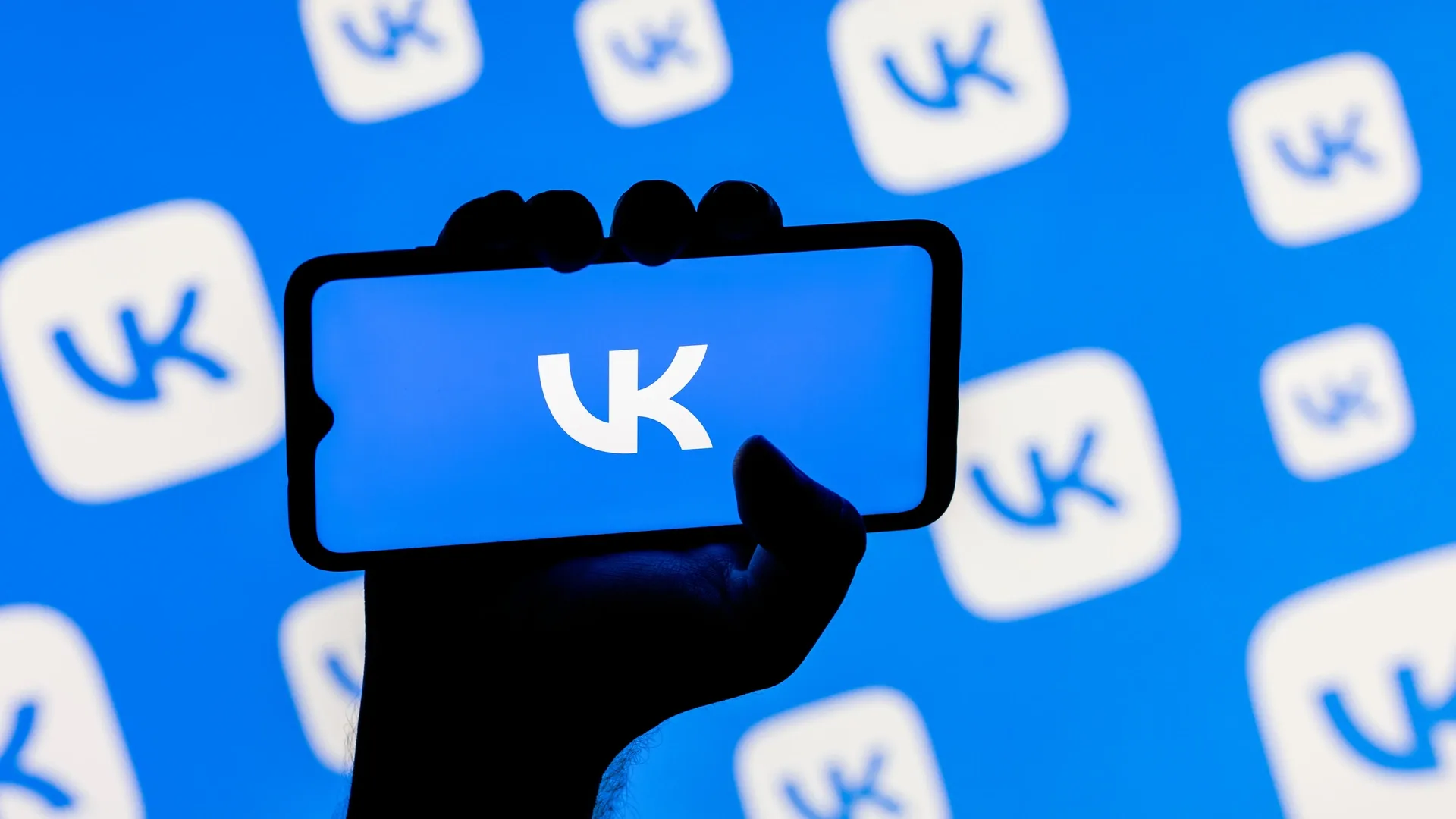 VK предупредит пользователя о возможной утечке данных. Фото: Sergei Elagin / Shutterstock.com