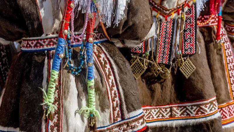 Детали национальных костюмов коренных северянок можно рассматривать бесконечно. Фото: Юлия Чудинова / «Ямал-Медиа»