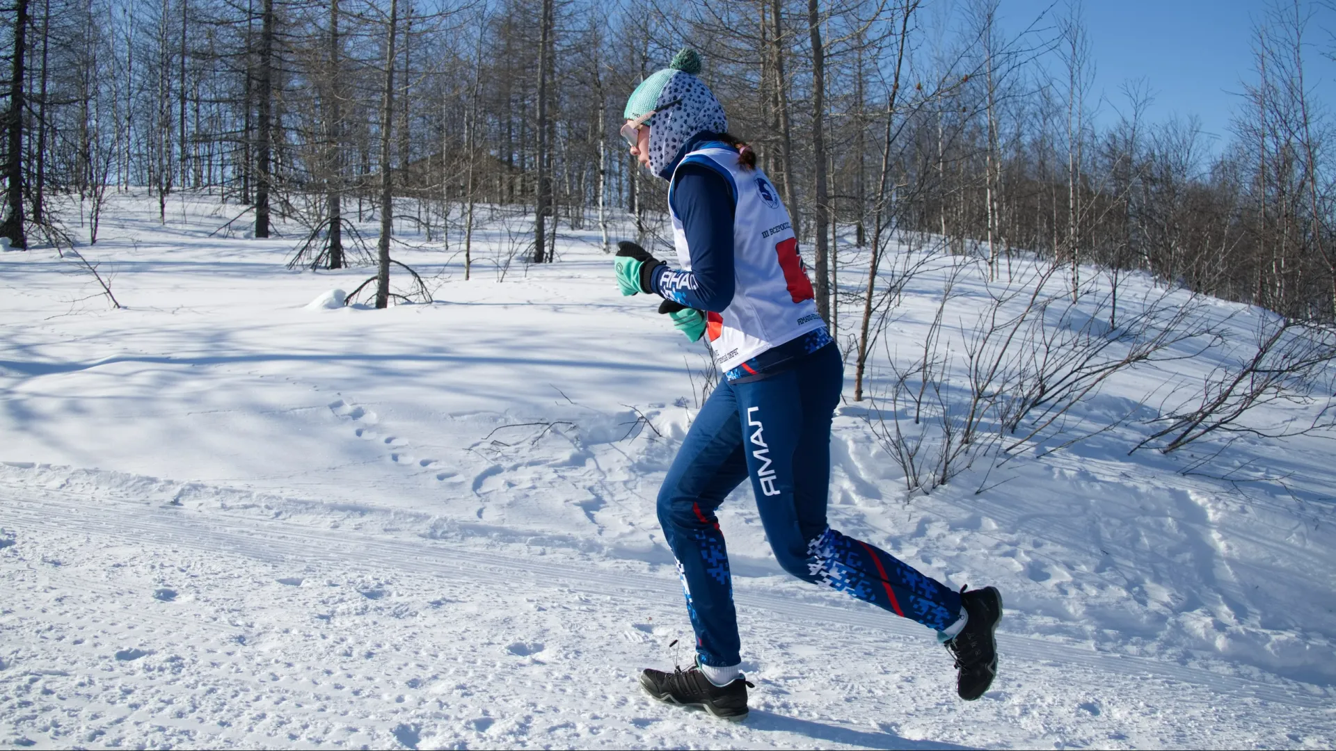 Участница дуатлона бежит на 4 км. Фото: Василий Петров / «Ямал-Медиа»