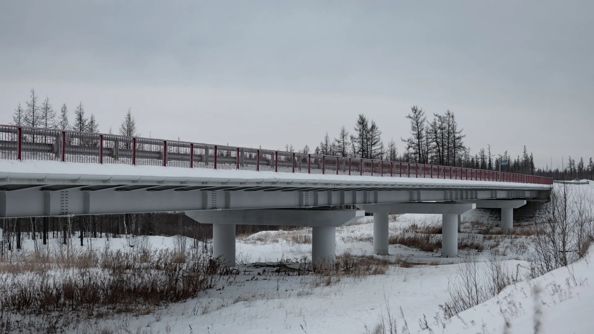 Впервые на Ямале мосты оснастили комплексами безопасности. Фото: Сергей Зубков / «Ямал-Медиа»