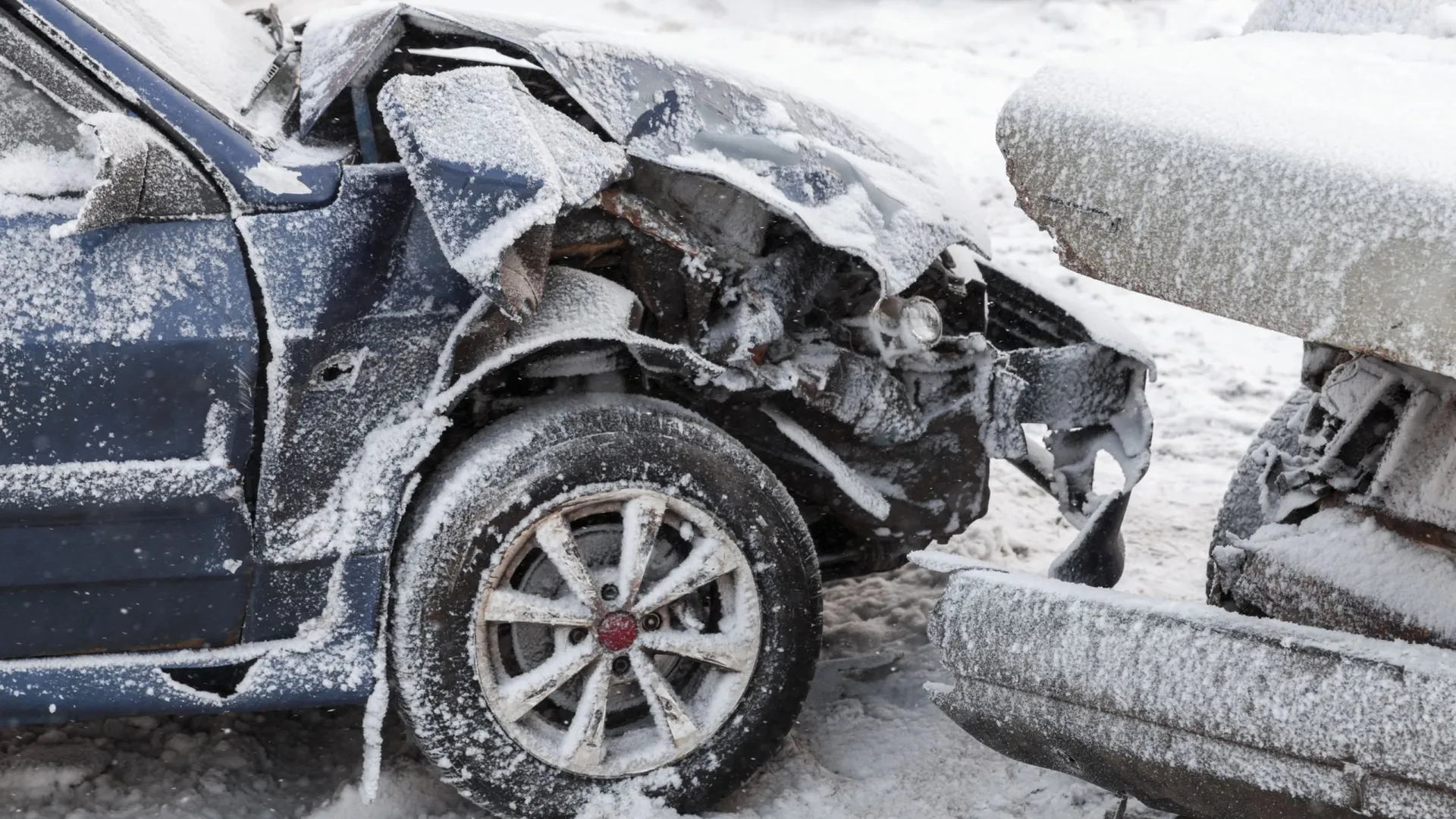 Дорожные инспекторы выясняют причины массовой аварии. Фото: Evannovostro / Shutterstock / Fotodom