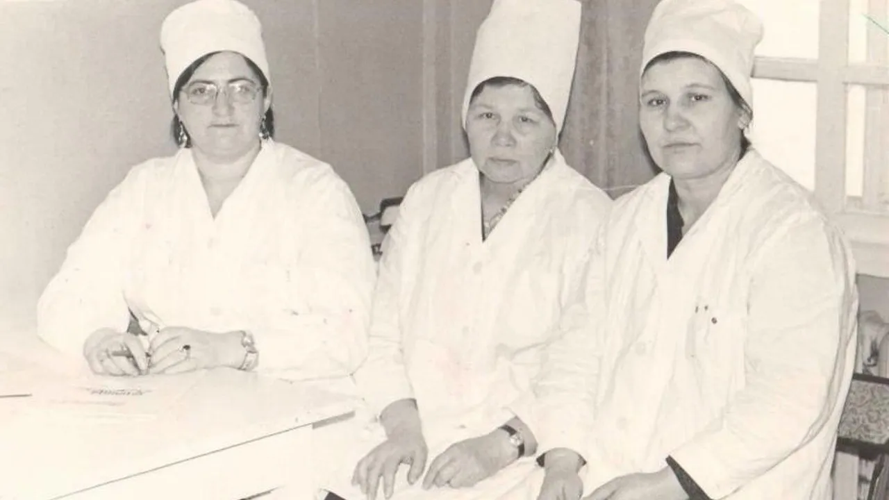 Парасковья Васильевна (в центре) с коллегами из Аксарковской ЦРБ. Фото: предоставлено из личного архива Натальи Колабиной