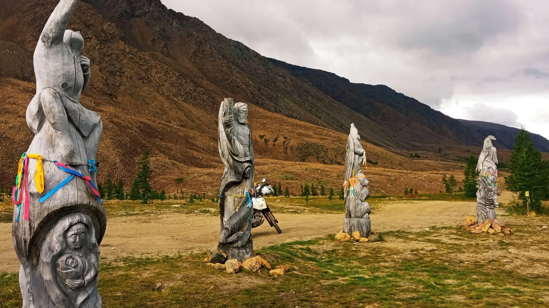 Деревянные идолы возле подножья горного массива Рай-Из. Фото предоставлено Александром Пазухой