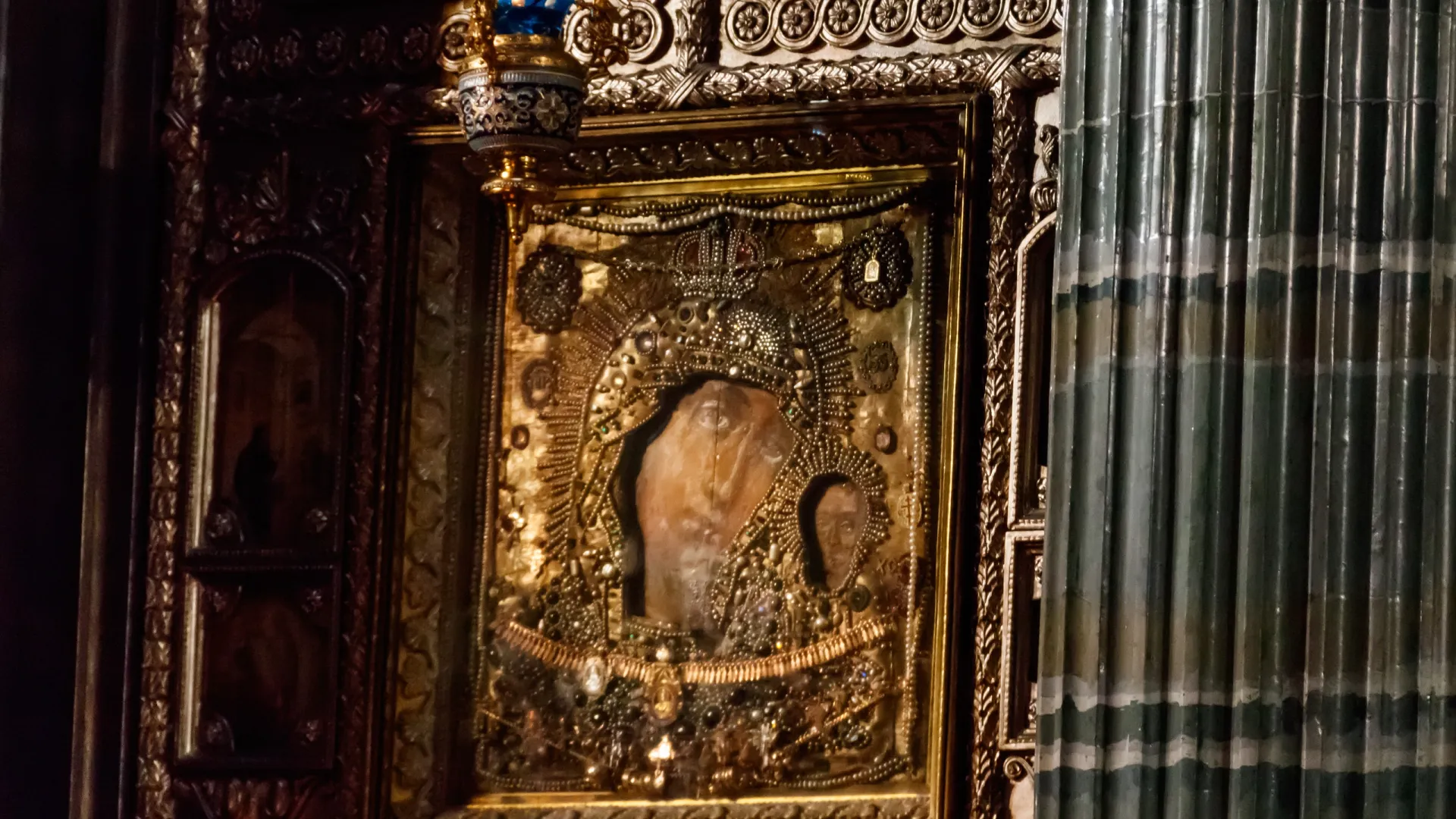 Знаменитая икона Казанской Божьей Матери в Казанском соборе в Санкт-Петербурге. Фото: Olha Solodenko / Shutterstock / Fotodom