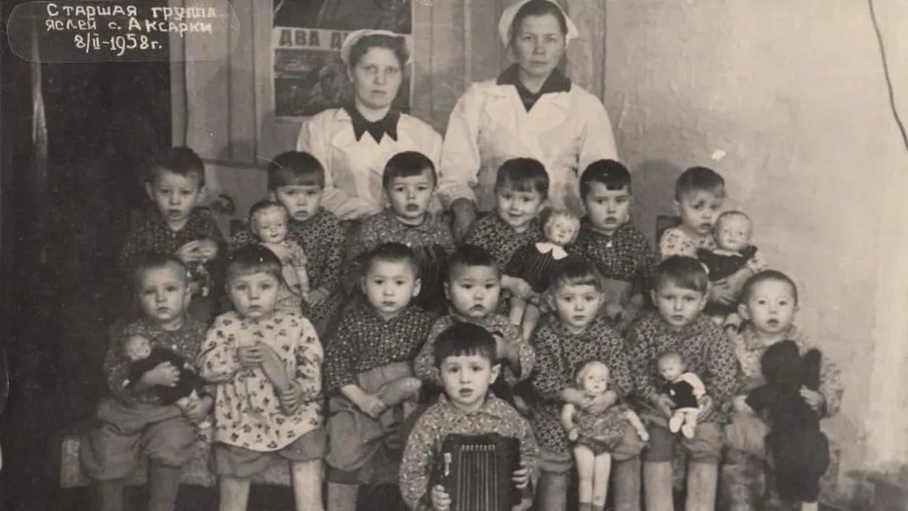 В конце 1950-х Парасковья Рябкова (справа в верхнем ряду) была медработником в детском саду. Фото: предоставлено из личного архива Натальи Колабиной
