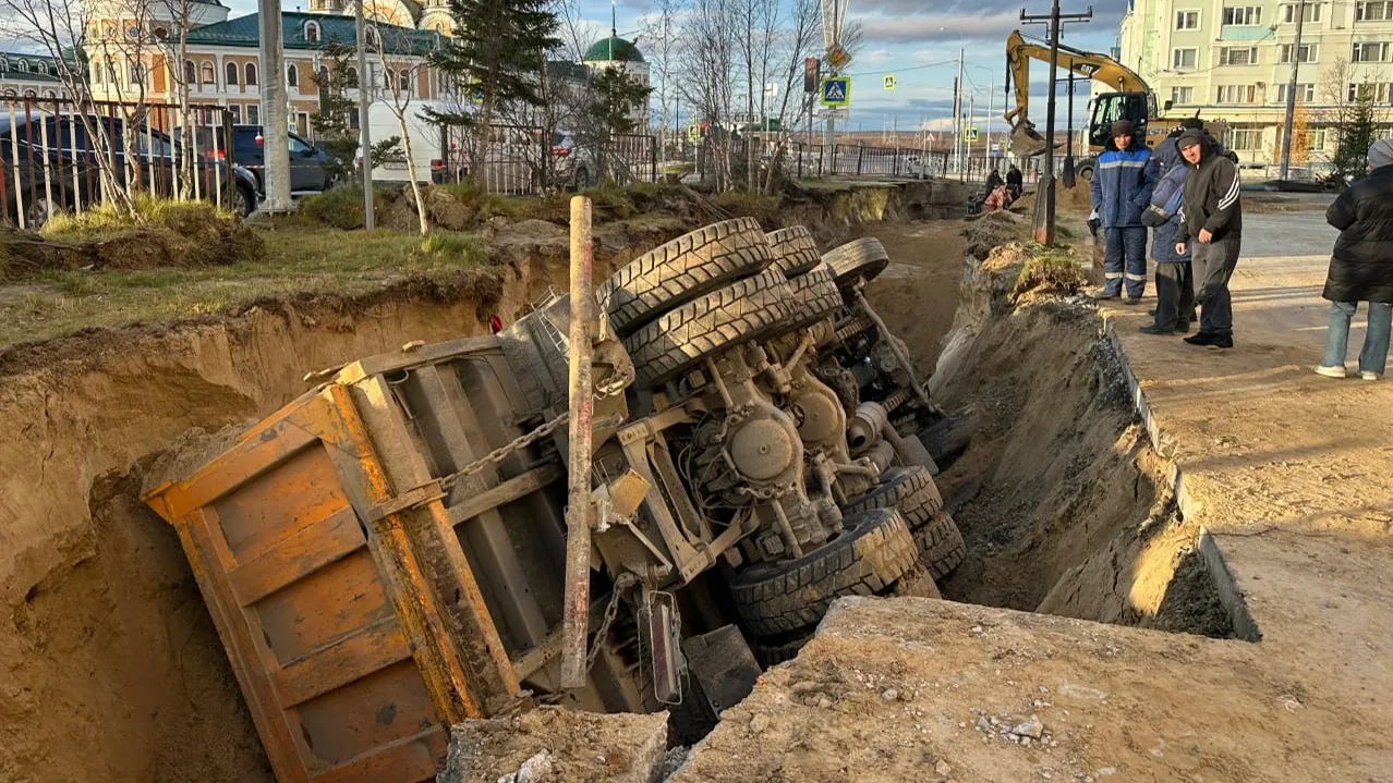 Снова поставить грузовик на колеса будет непросто. Фото: Вера Дронзикова / «Ямал-Медиа»