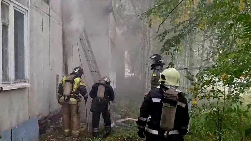Пожарным удалось локализовать пожар. Кадр из видео: ГУ МЧС России по ЯНАО
