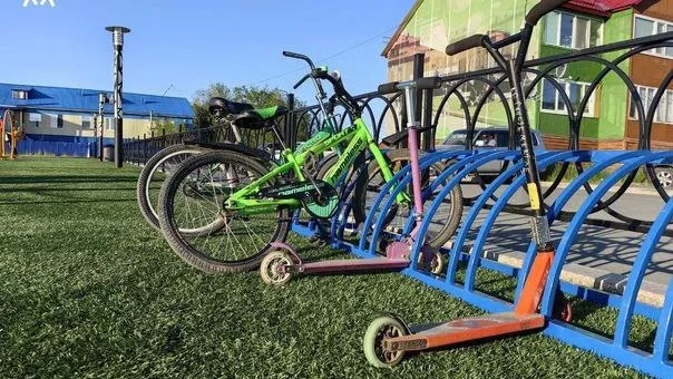 В городе появились шесть новых стоянок для велосипедов и самокатов. Фото: vk.com/lbt_yanao_ru