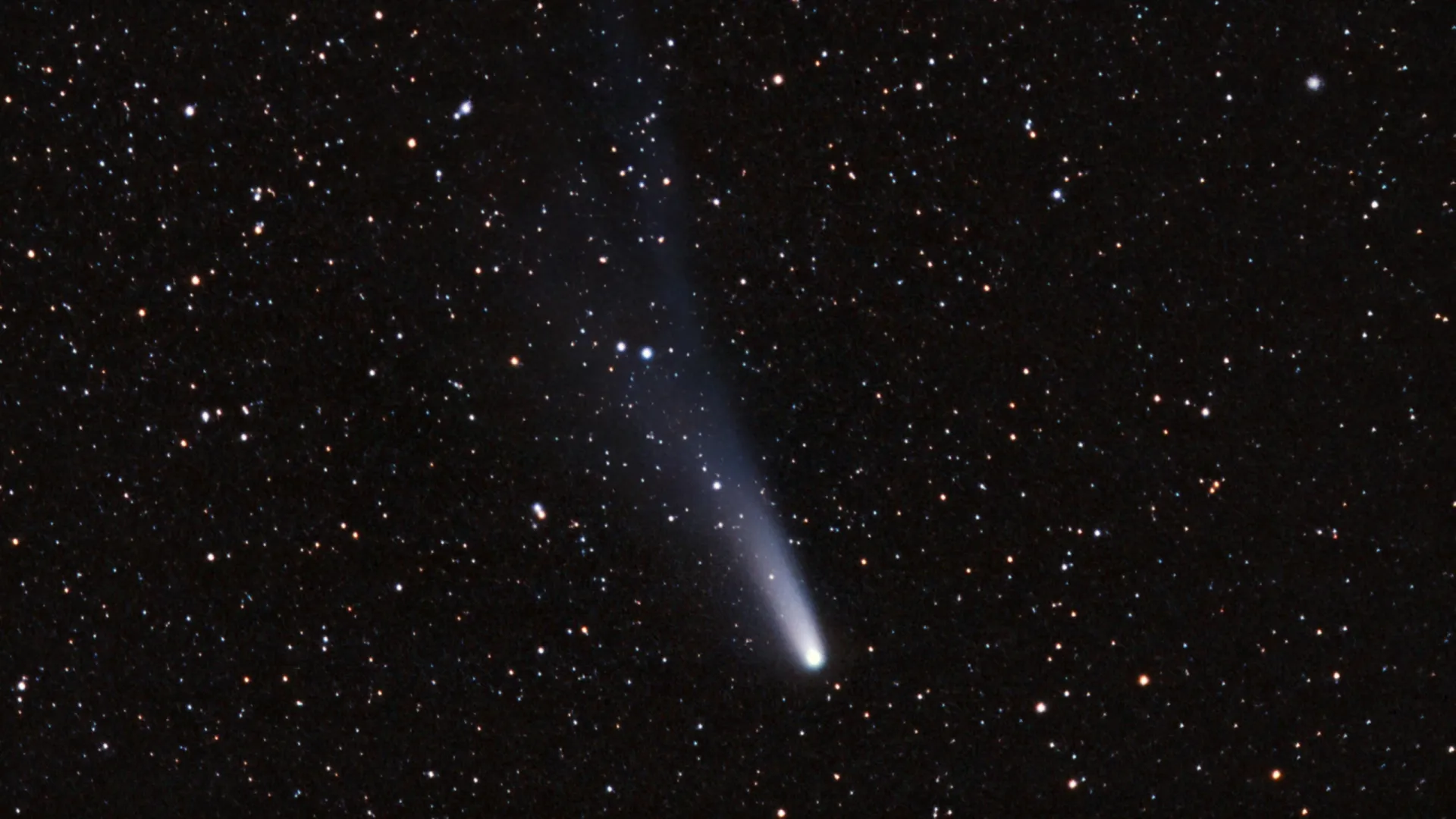 Комета Галлея, сфотографированная во время ее последнего появления в 1986 году. Любительский снимок, сделанный с помощью зеркального фотоаппарата. Фото: Brian Donovan / Shutterstock / Fotodom