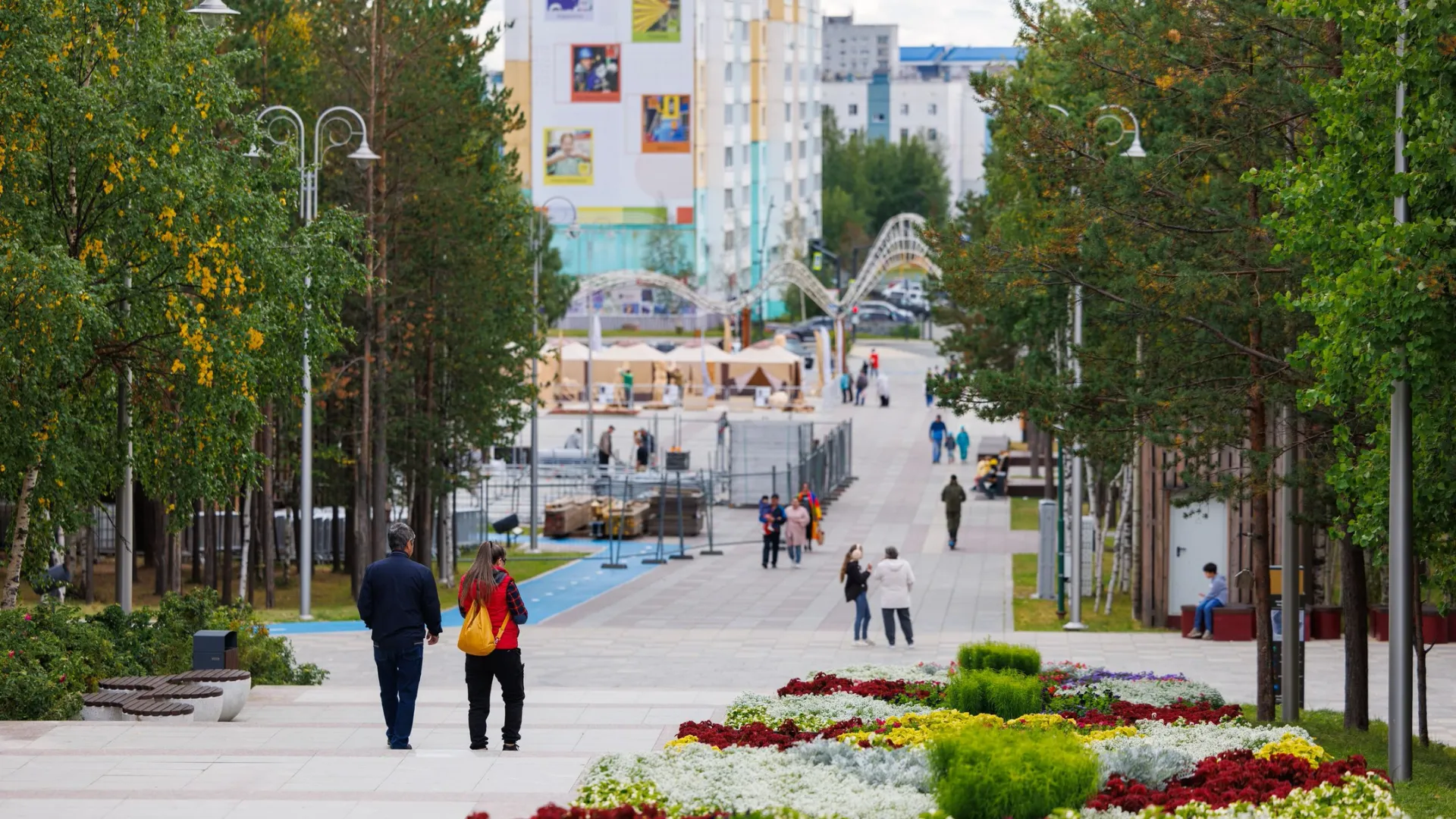 Ноябрьск расцвел ко дню рождения. Фото: Юлия Чудинова / «Ямал-Медиа»