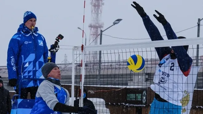 Команды "снежных" волейболистов встретятся на новоуренгойской площадке "Виадук". Фото: t.me/fakelvolley