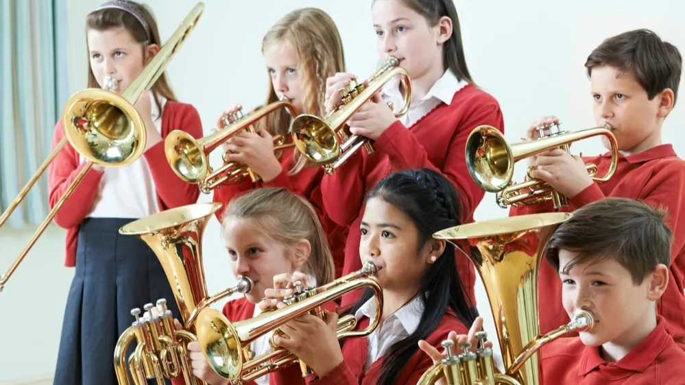 Новые инструменты станут стимулом для учащихся развивать свои музыкальные таланты. Фото: SpeedKingz / shutterstock.com / Fotodom