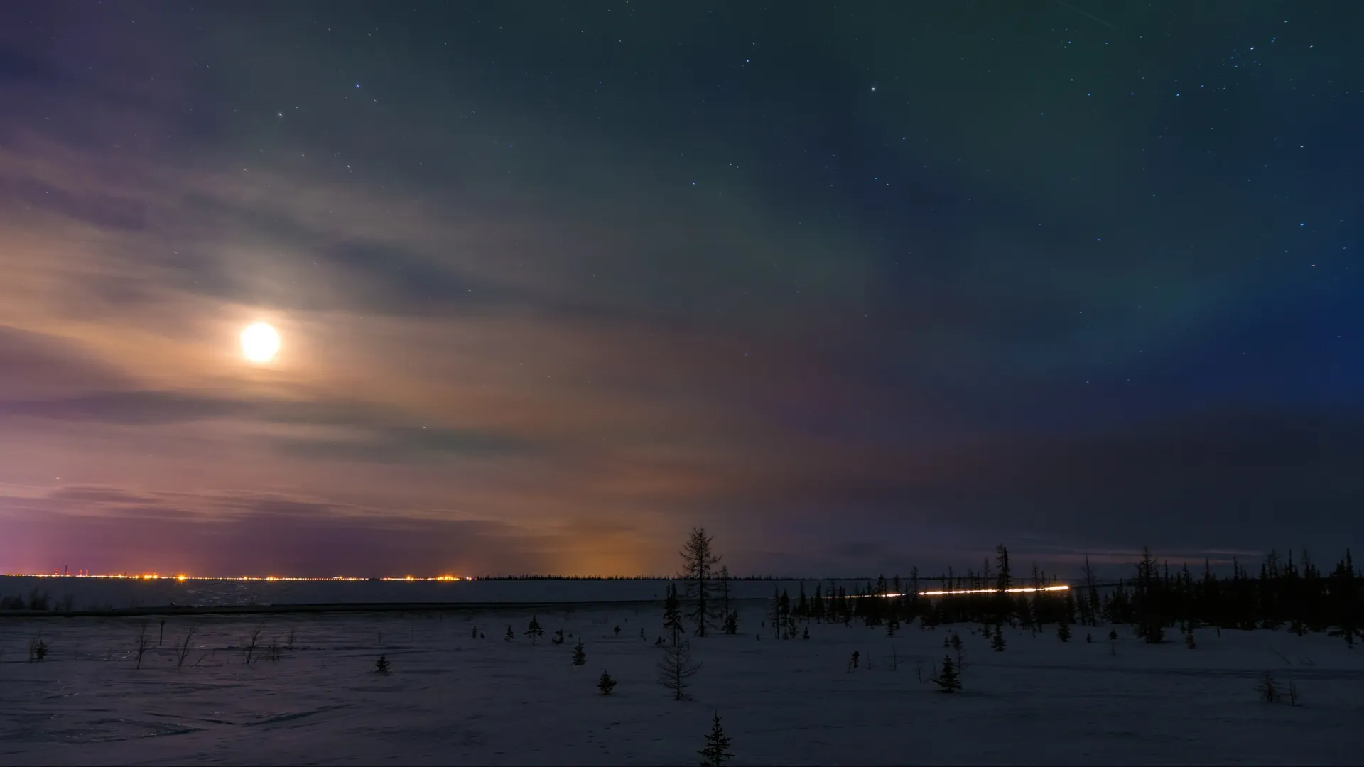 В высоких широтах всполохи северного сияния видны даже при неярком зимнем солнце. Фото: Evgeny Kuzhilev / Shutterstock / Fotodom