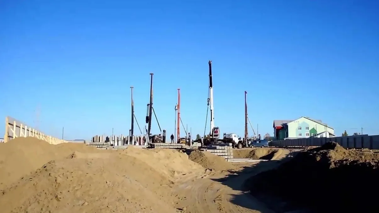 На строительной площадке начались работы. Кадр из видео: t.me/titovsky_al