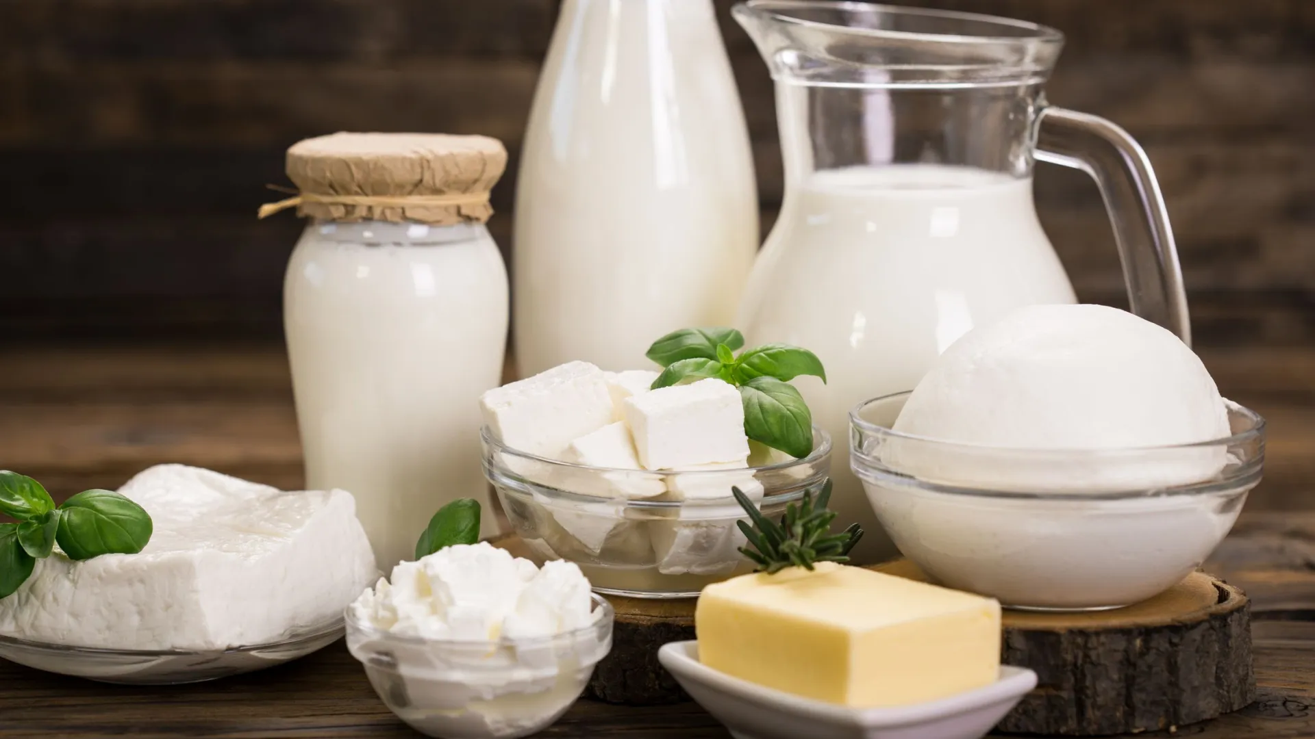Молоко можно употреблять здоровым людям в любом возрасте. Фото: pilipphoto / Shutterstock / Fotodom