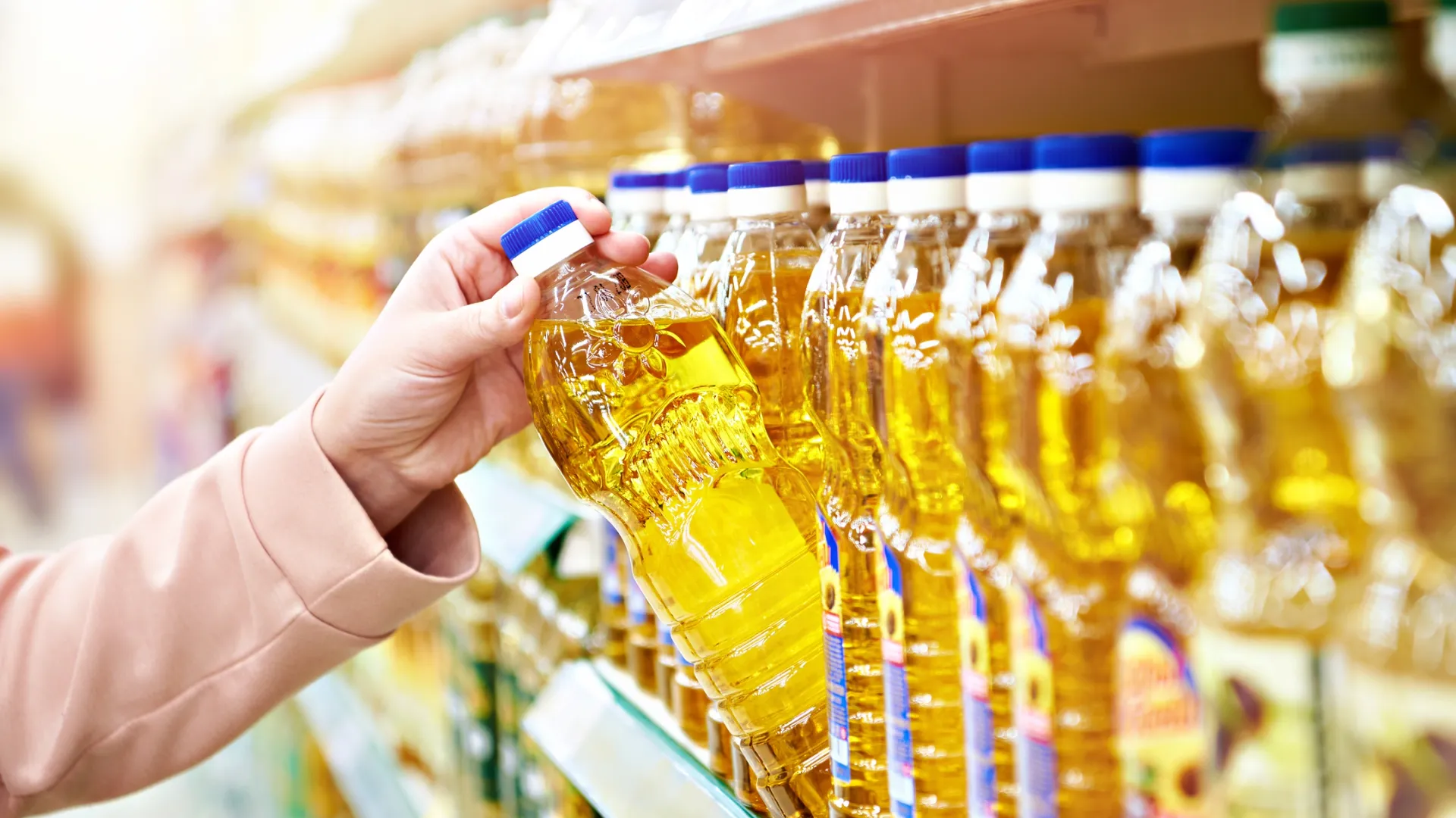 Чтобы извлечь из растительного масла максимальную пользу, нужно правильно хранить и употреблять его. Фото: Sergey Ryzhov / Shutterstock / Fotodom