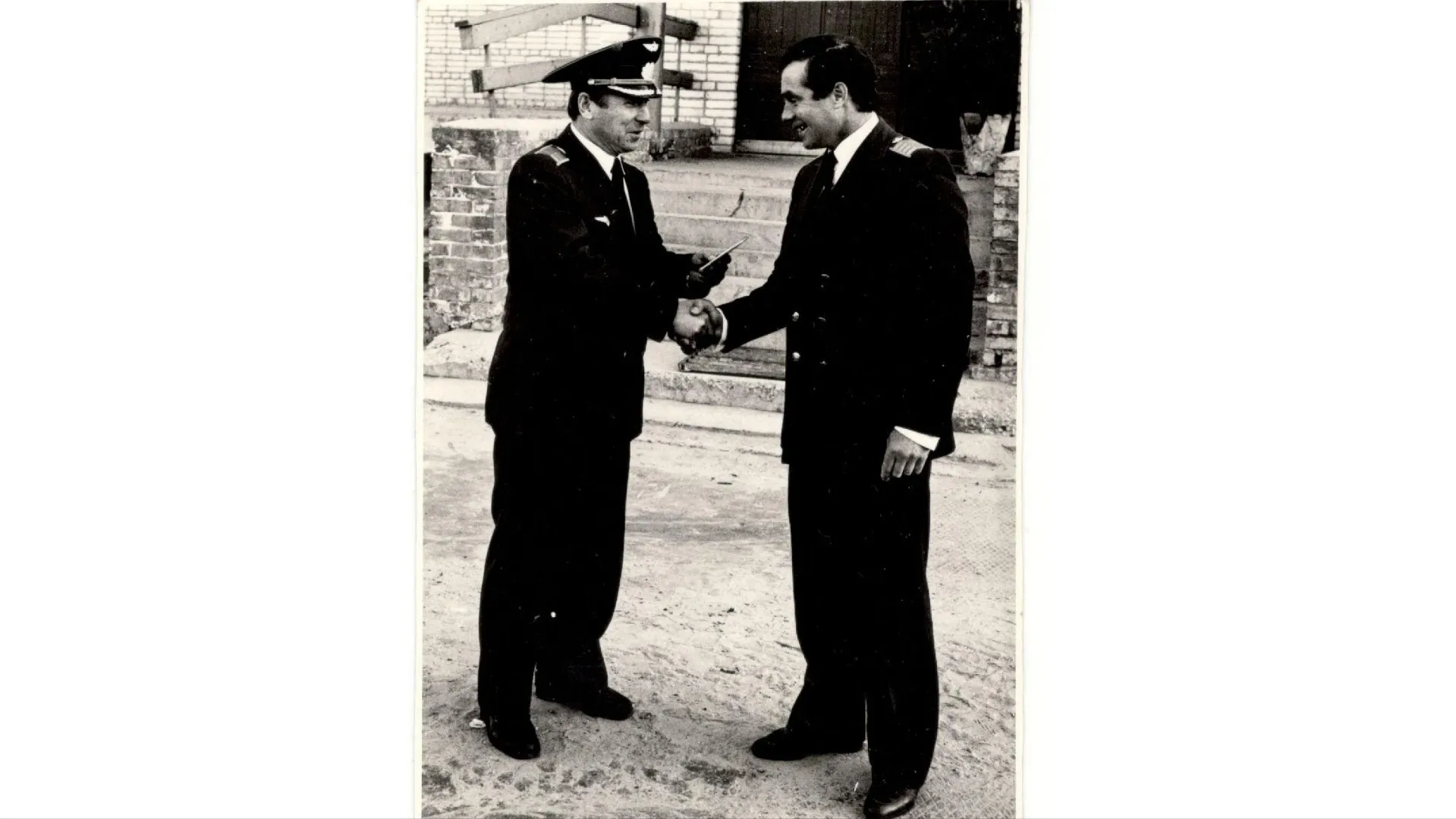 Командир вертолётного отряда Павел Веснин вручает Анатолию Кудину пилотское свидетельство 1-го класса. Фото: предоставлено из личного архива Анатолия Кудина