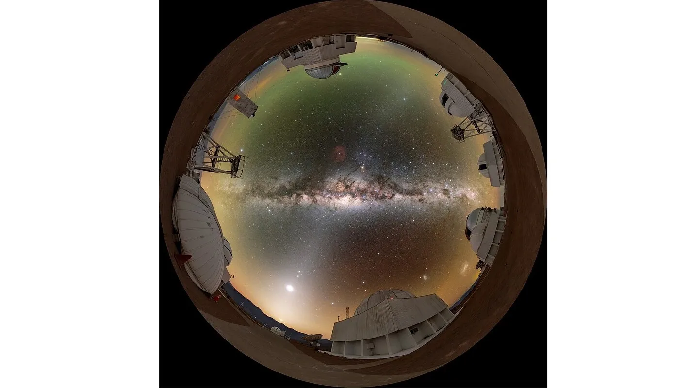 Полнокупольная (на 360°) панорама зодиакального света в Межамериканской обсерватории на горе Серро-Тололо, Чили. Фото: wikimedia.org