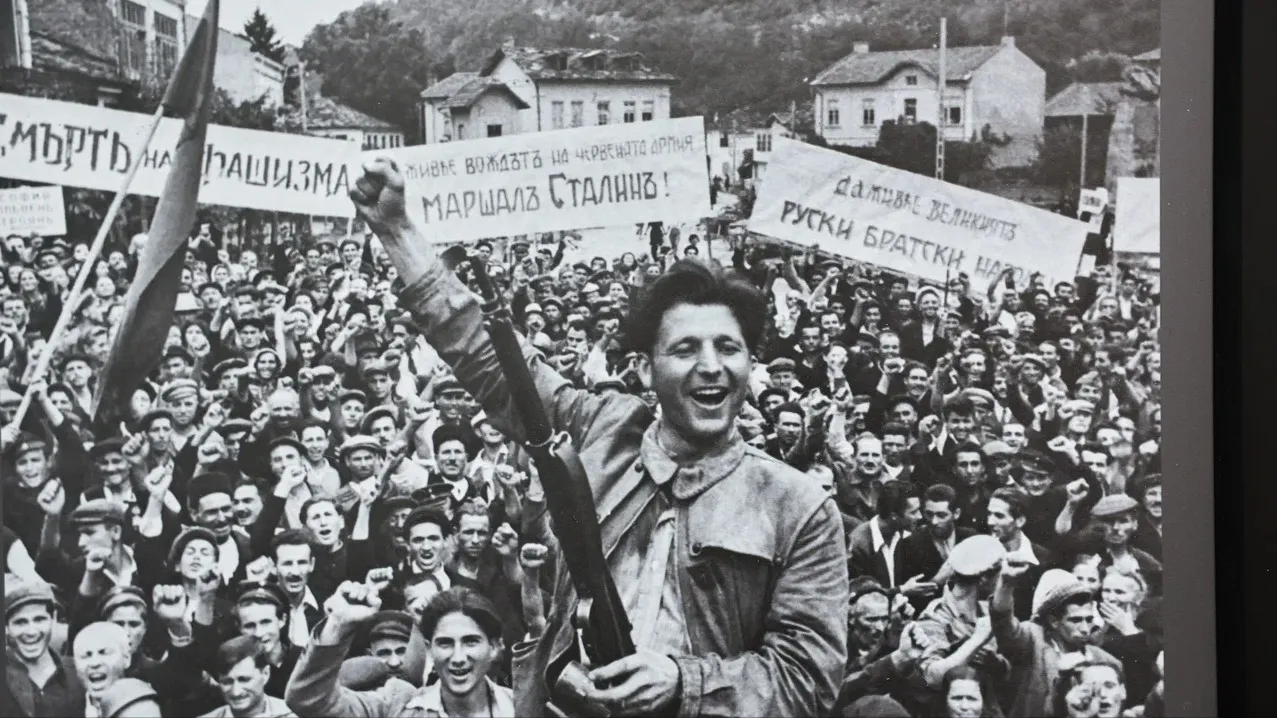 Фотография «Ликующая Болгария» была сделана осенью 1944 года в городе Ловеч, жители которого праздновали освобождение от немецких захватчиков. Фото: Андрей Ткачев / «Ямал-Медиа»