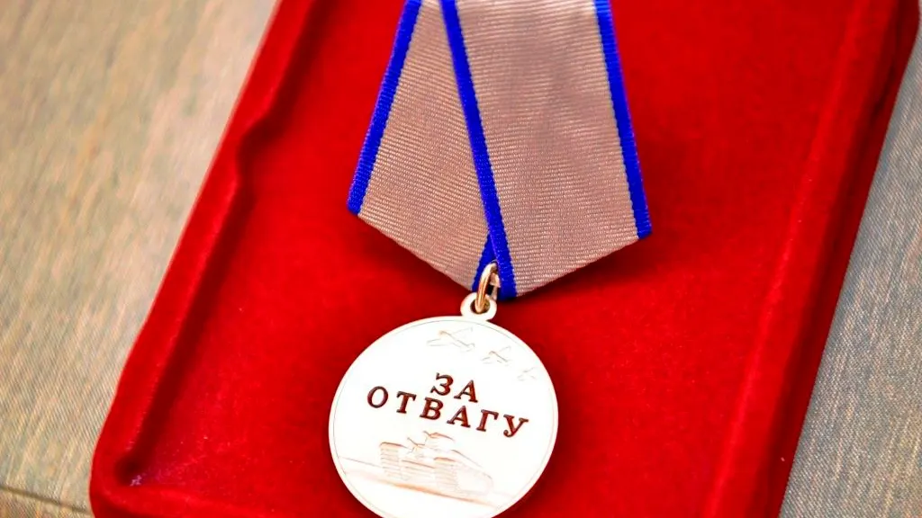 Медалью "За отвагу" наградили жителя Яр-Сале. Фото: Андрей Ткачёв / "Ямал-Медиа" 