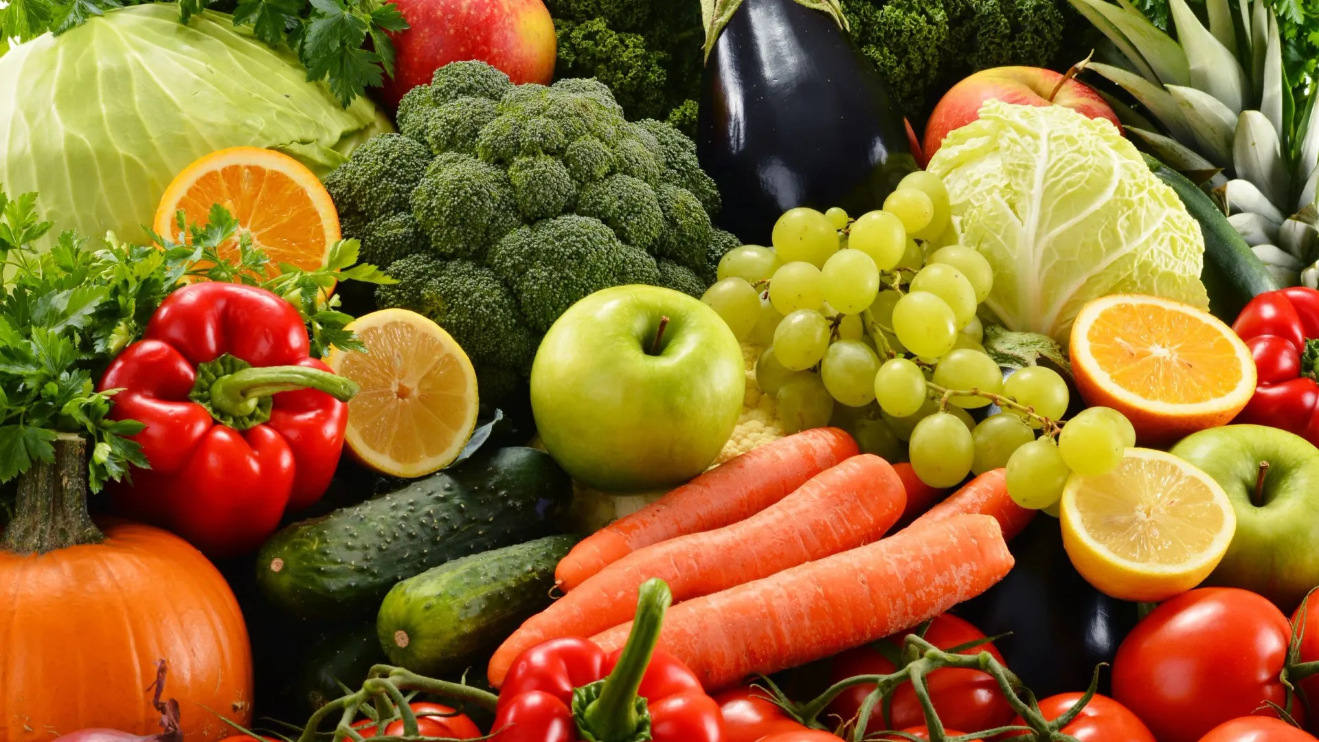 Фрукты и овощи — отличные помощники в борьбе со стрессом. Фото: monticello/Shutterstock/Fotodom