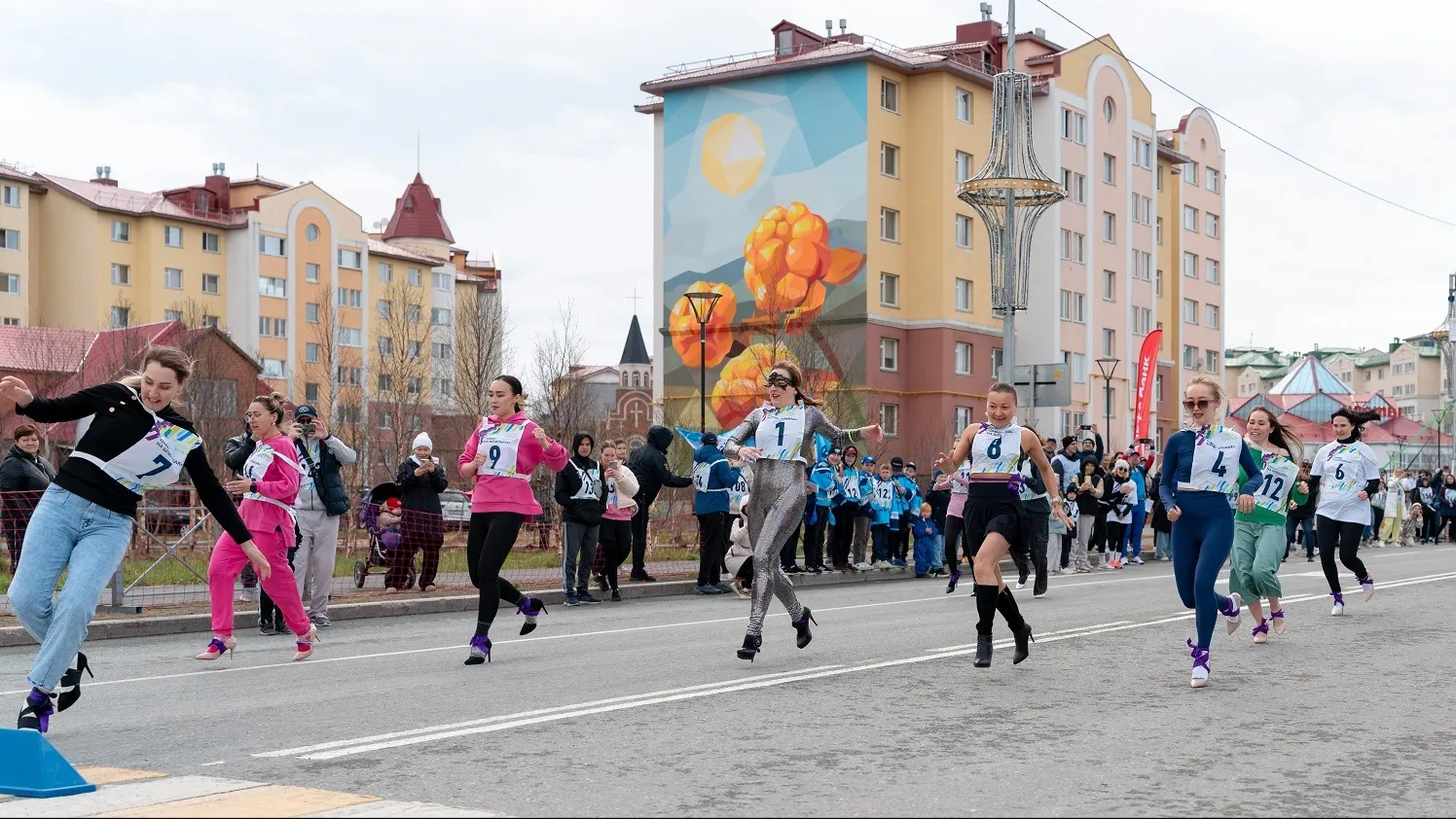 Дамы на шпильках показали волю к побегу. Фото: Сергей Зубков / «Ямал-Медиа»