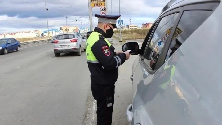 Ямальские автоинспекторы проверили на трезвость водителей. Фото: УГИБДД по ЯНАО, "ВКонтакте"