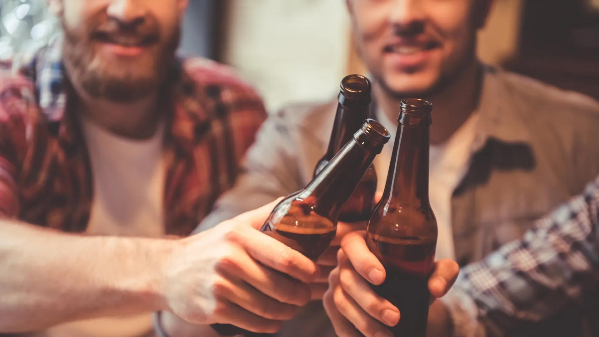 Пивным алкоголиком можно стать «за компанию». Фото: George Rudy / Shutterstock / Fotodom
