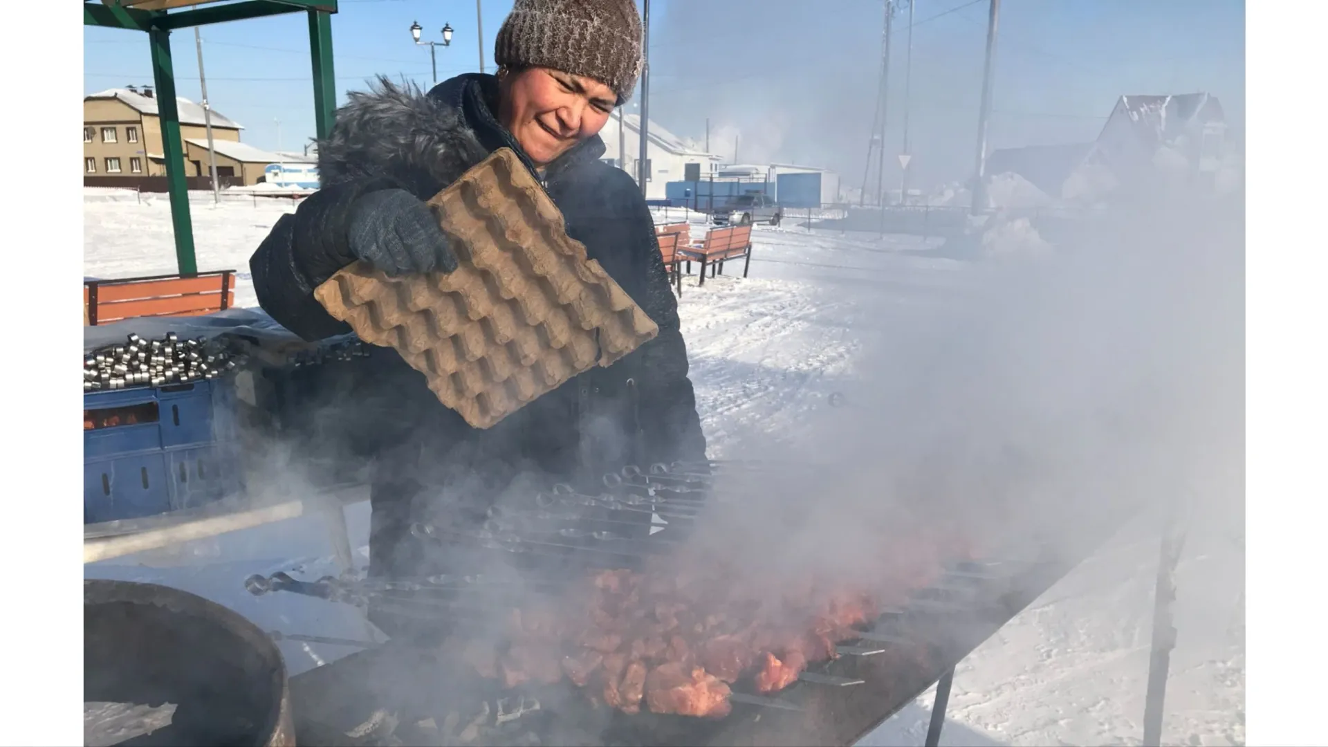 Мясо на мангале у тазовчан в почете. Фото: Анастасия Ульянова / «Ямал-Медиа»
