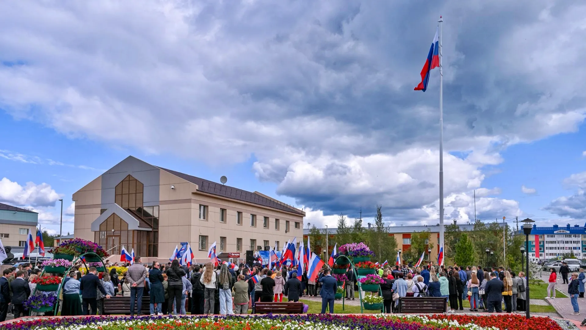 Триколор на флагштоке в Губкинском. Фото: предоставлено пресс-службой губернатора ЯНАО