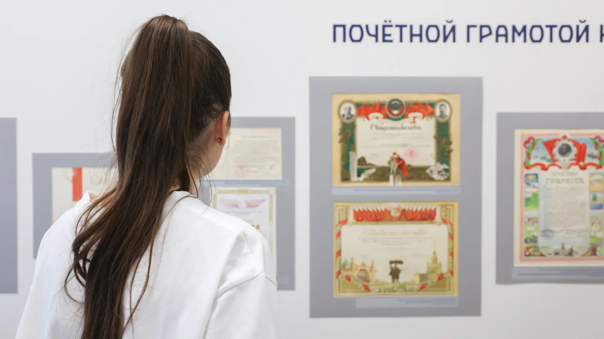На выставке впервые представлены плакаты и грамоты разных периодов. Фото: Андрей Ткачёв / «Ямал-Медиа»