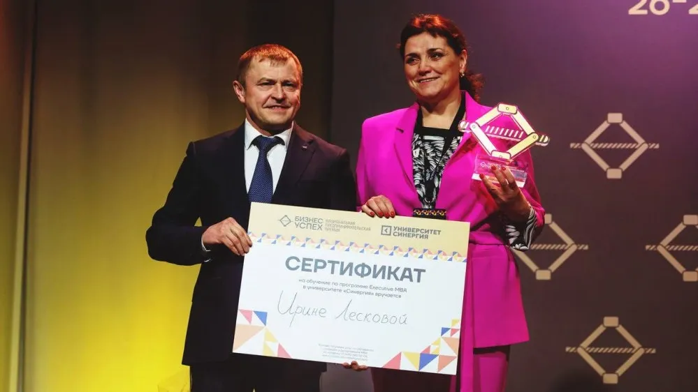 Ирина Лескова получает сертификат. Фото: предоставлено департаментом экономики ЯНАО