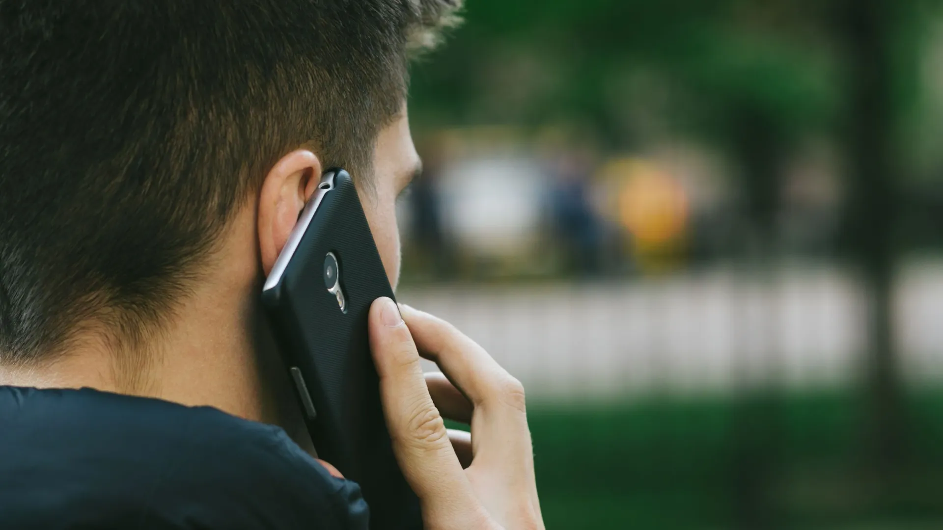 Тайные разговоры по телефону — верный признак изменщика. Фото: Estam / Shutterstock / Fotodom