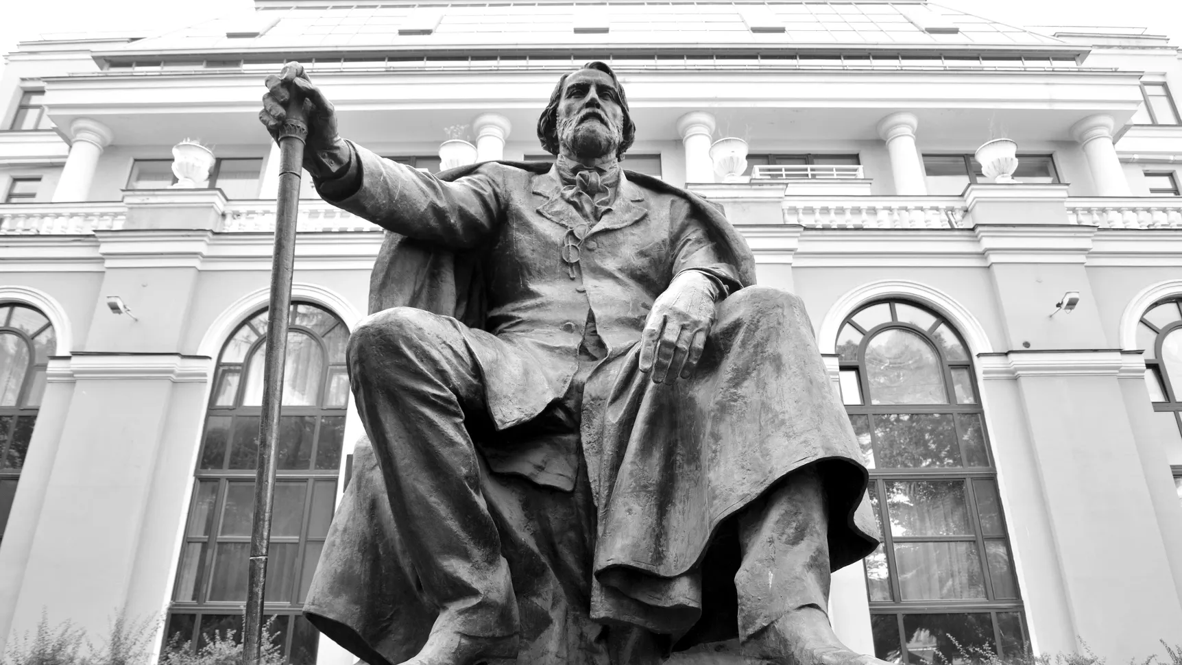 Памятник И. С. Тургеневу в Санкт-Петербурге. Фото: konstantinks / Shutterstock / Fotodom