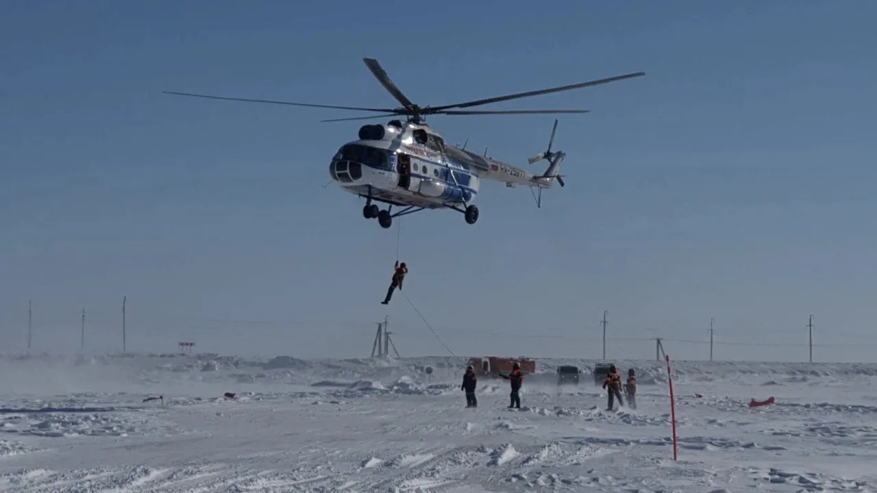 Сначала отрабатывают спуск с высоты в 10 метров, затем вертолет поднимается выше. Фото: предоставлено из личного архива Сергея Крюковича