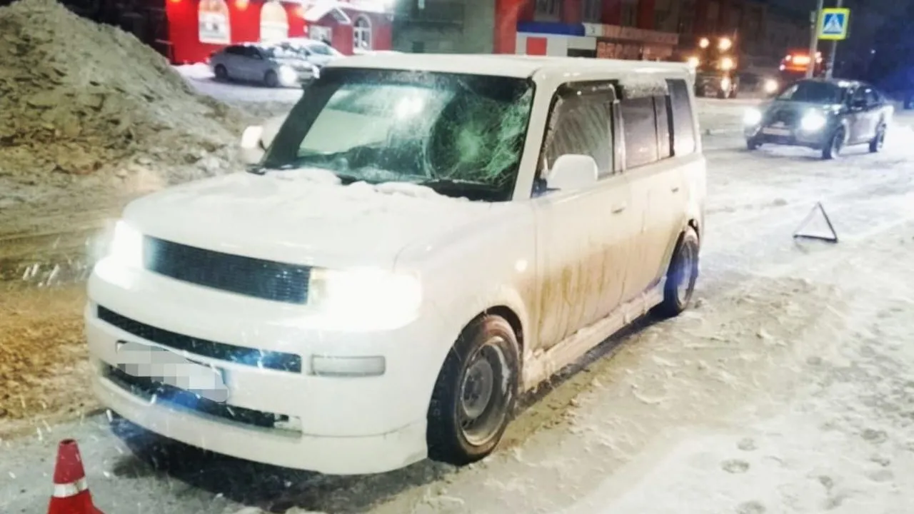 Сотрудники ГАИ выясняют обстоятельства  аварии на проспекте Губкина. Фото предоставлено Госавтоинспекцией Нового Уренгоя